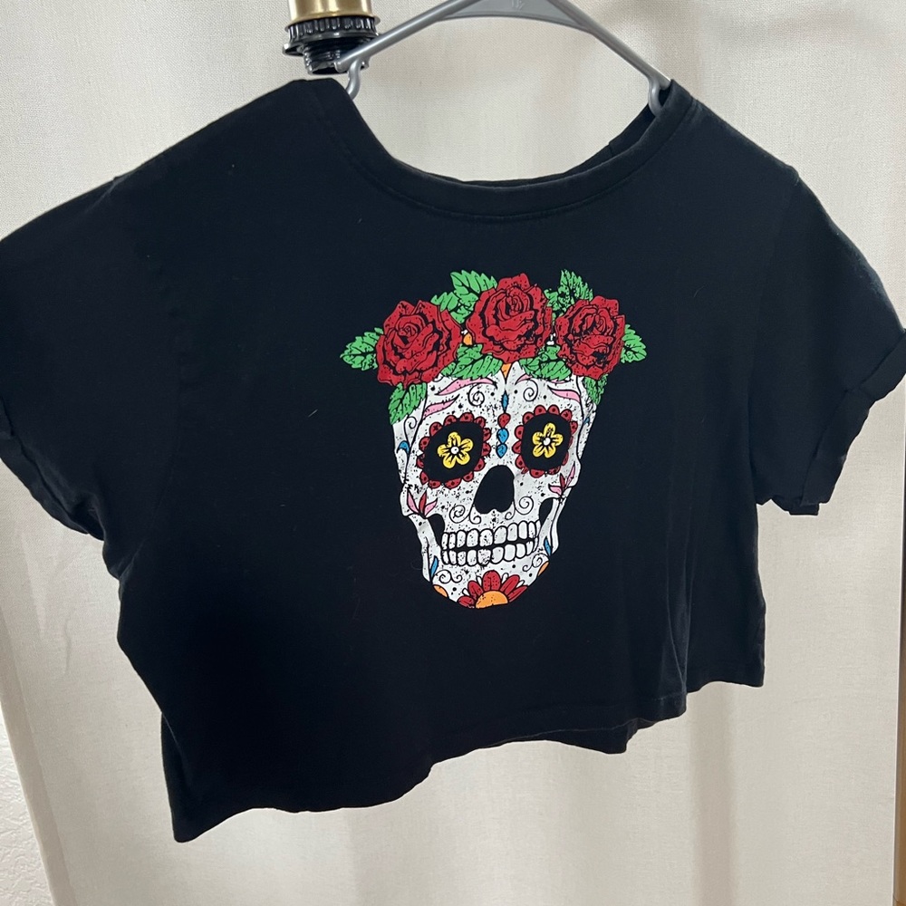 Flower skull cropped tee!